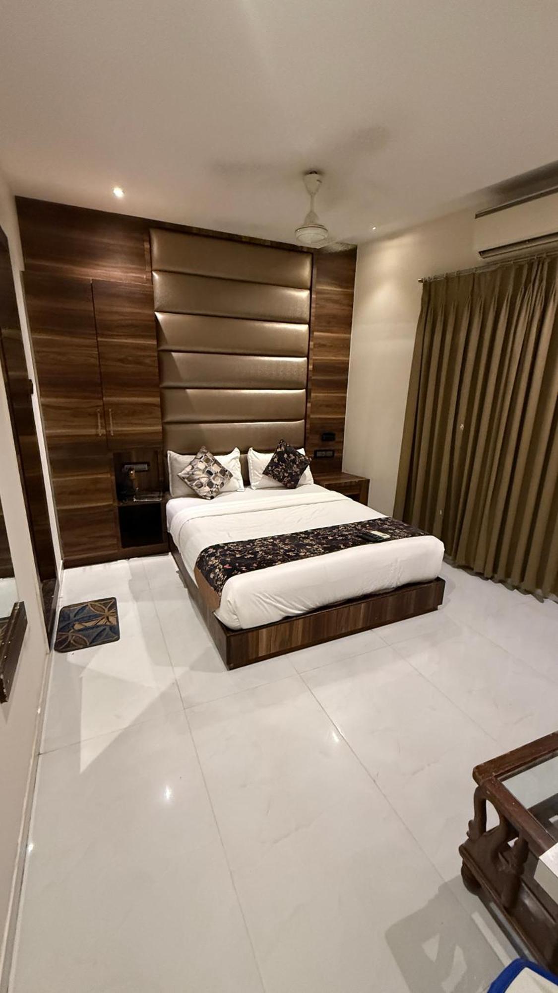 M E R I T O N Hotel T-2 Bombay Esterno foto