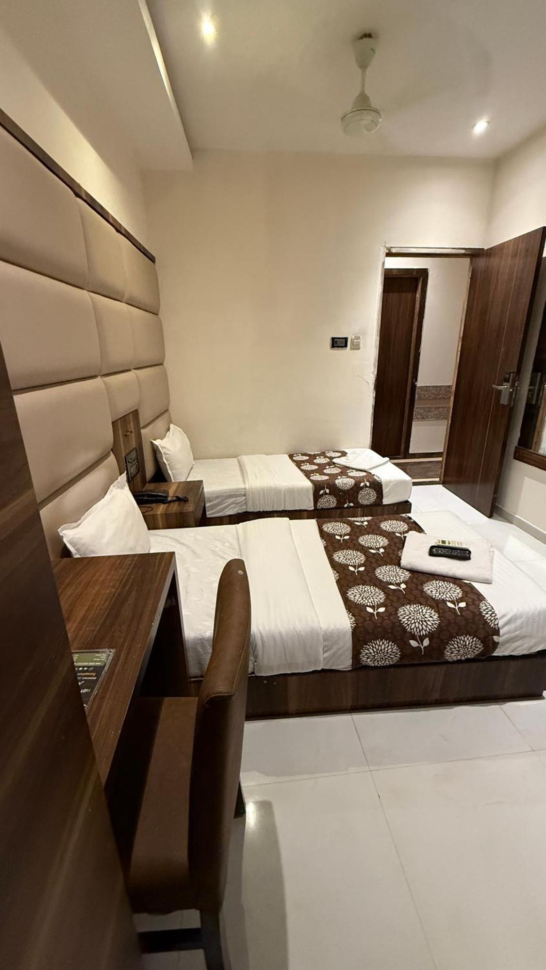 M E R I T O N Hotel T-2 Bombay Esterno foto