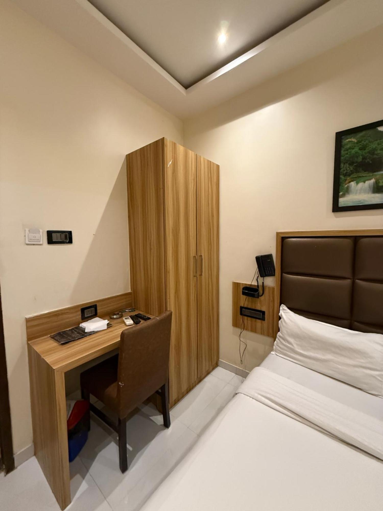 M E R I T O N Hotel T-2 Bombay Esterno foto